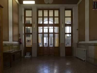 Varcato l�ingresso veniamo avvolti da una atmosfera rigorosa ma accogliente